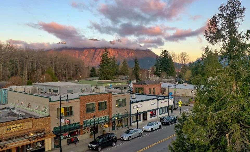 Discover unique treasures and local crafts at Snoqualmie Ridge's shopping spots.